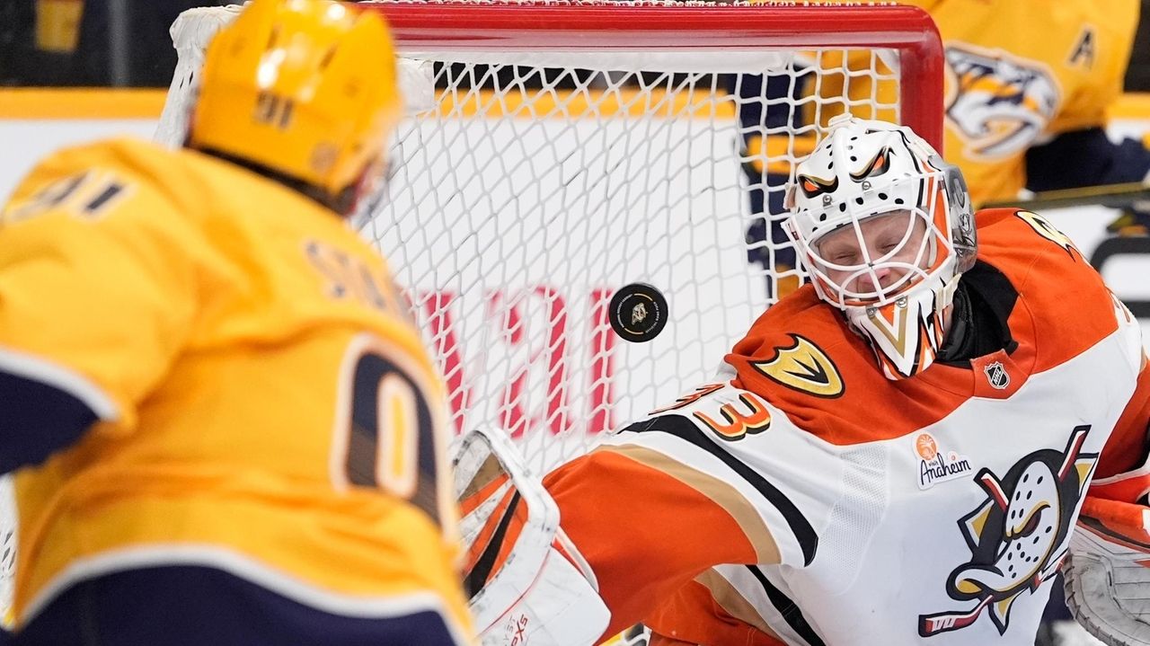 Troy Terry scores tiebreaking power-play goal with 2:54 left as Ducks defeat Predators 5-4
